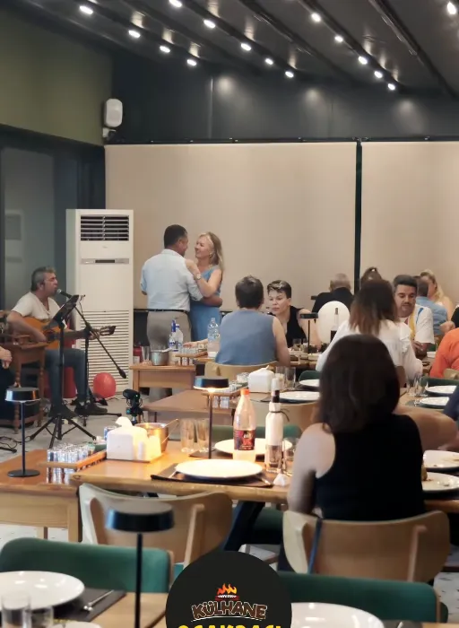 Muratpaşa şubesinde canlı müzik eşliğinde dolu salon