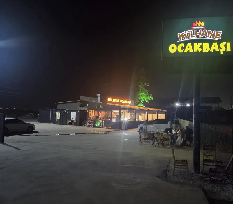 Ночной фасад Külhane Ocakbaşı с подсвеченной вывеской