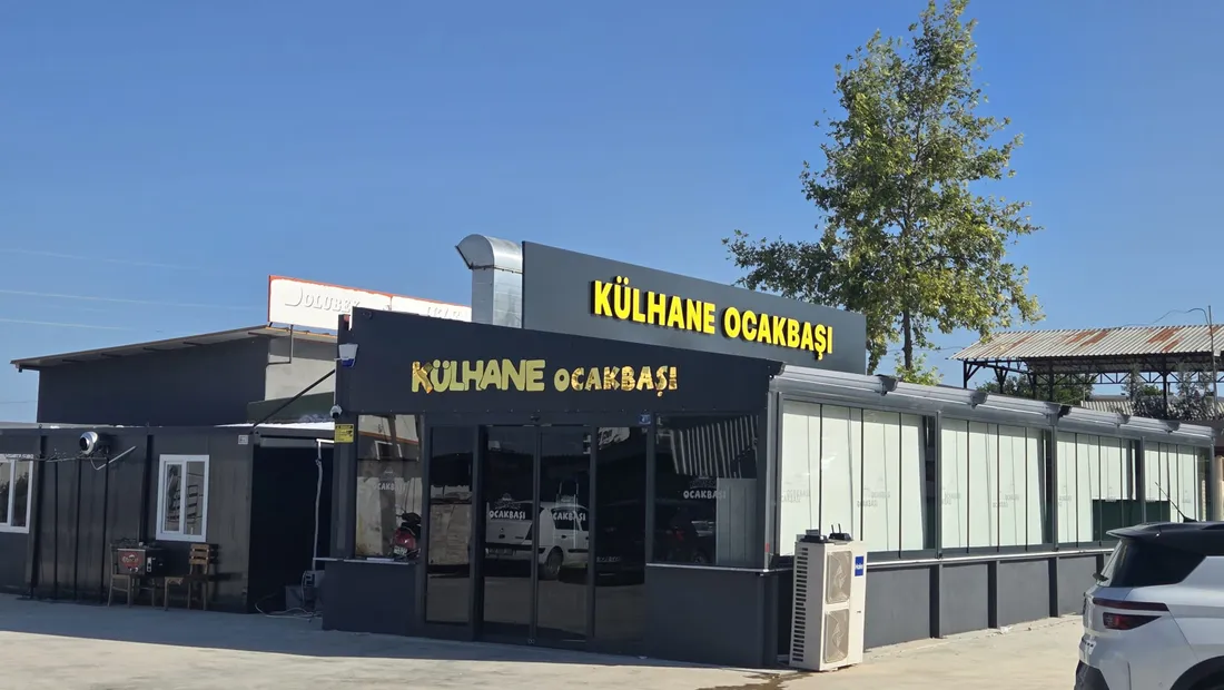 Дневной вид фасада Külhane Ocakbaşı и парковки