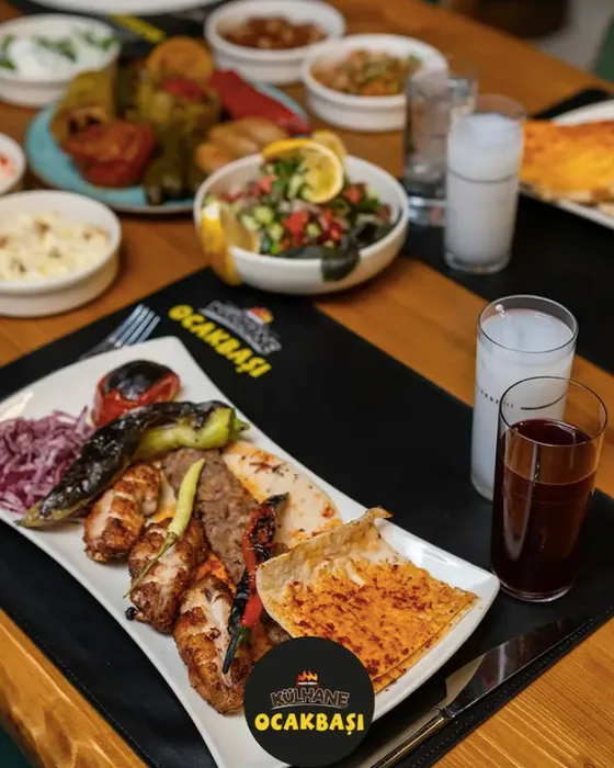 Ocaktan gelen kebap tabağı ve mezelerle kurulmuş dolu bir sofra