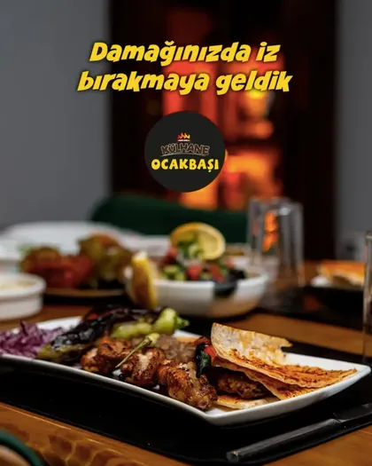 Ocaktan yeni çıkmış kebap tabağı; yanında lavaş ve garnitür