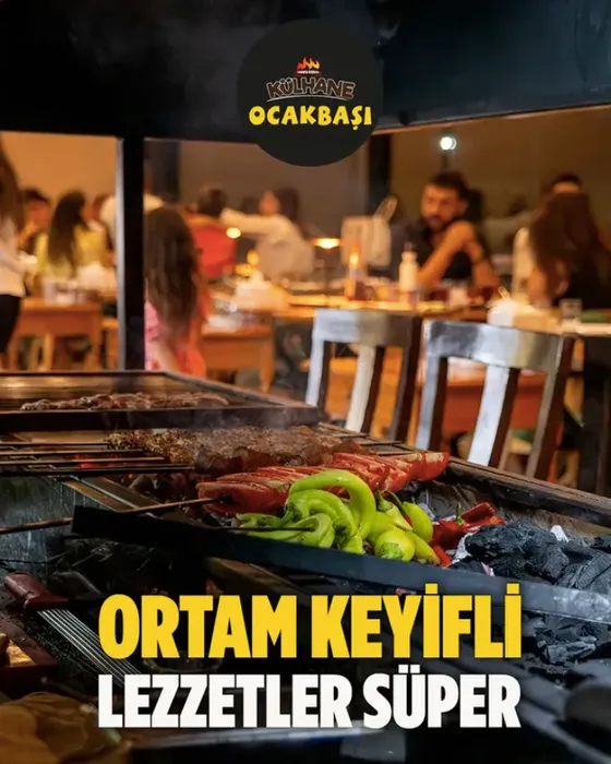 Kömür ocağı salonun içinde; alevler masalara birkaç adım mesafede yanıyor